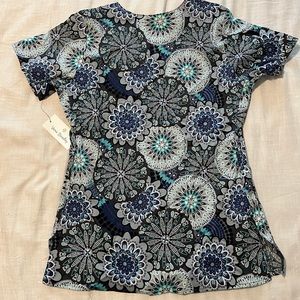 Women’s Vera Bradley Scrub Top Size XSMALL